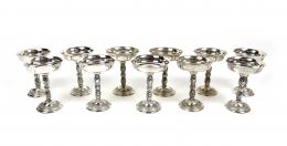 709 - DOCE COPAS DE CAVA EN PLATA DE MEDIADOS DEL S.XX