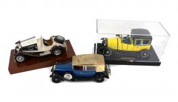 196 - TRES MAQUETAS DE COCHES ANTIGUOS