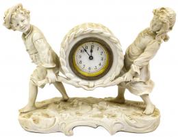 777 - RELOJ DE SOBREMESA "NIÑOS PORTEADORES"