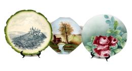 495 - TRES PLATOS DECORATIVOS EN CERAMICA Y LOZA