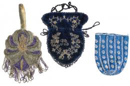 767 - TRES BOLSITOS DE DAMA DE FINALES DEL S.XIX Y PRINCIPIOS S.XX