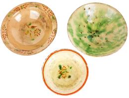 460 - TRES PLATOS DE CERÁMICA DE LA BISBAL PRIMERA MITAD DEL S.XX