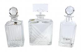 39 - TRES BOTELLAS LICORERAS EN CRISTAL DE LA SEGUNDA MITAD S.XX