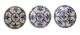 490 - TRES PLATOS EN CERÁMICA CATALANA CIRCA 1800