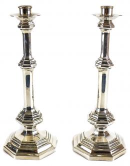 938 - PAREJA DE CANDELEROS
