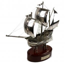 892 - FIGURA METAL PLATEADO "LA PINTA"