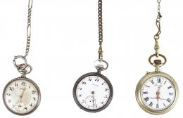 172 - TRES RELOJES DE BOLSILLO CON LEONTINA