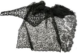 1010 - GRAN MANTILLA Y DOS PICOS DE MEDIADOS DEL S.XX