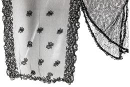 779 - MANTILLA Y PICO DE MEDIADOS DEL S.XX