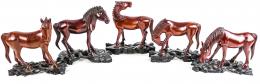 386 - CINCO CABALLOS DE TALLA ORIENTAL SEGUNDA MITAD DEL S.XX