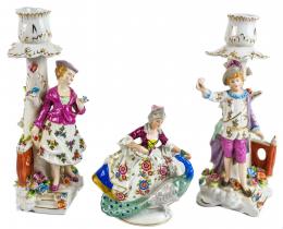 467 - PAREJA DE CANDELEROS Y FIGURA EN PORCELANA MEDIADOS S.XX