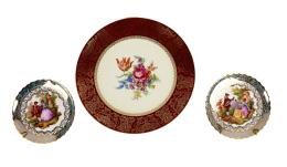 463 - TRES PLATOS DECORATIVOS EN PORCELANA