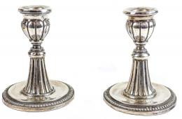 712 - PAREJA DE CANDELEROS EN PLATA DE MEDIADOS DEL S.XX