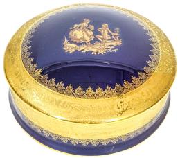 452 - GRAN CAJA EN PORCELANA DE LIMOGES SEGUNDA MITAD DEL S.XX
