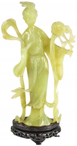 311 - "DAMA CON FLOR"  TALLA ORIENTAL DE MEDIADOS S.XX