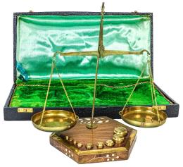 1115 - ESTUCHE CON BALANZAS QUILATERAS DEL ÚLTIMO CUARTO DEL S.XX