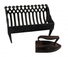 945 - SOPORTE LEÑERO Y PLANCHA EN HIERRO DEL PRIMER CUARTO S.XX
