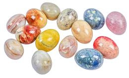 879 - CONJUNTO DE 14 HUEVOS EN PIEDRAS DURAS