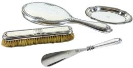 680 - CONJUNTO DE CUATRO PIEZAS DE TOCADOR EN PLATA
