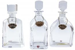 51 - TRES BOTELLAS LICORERAS EN CRISTAL "ORREFORS"