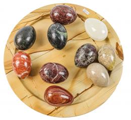 885 - COLECCIÓN DE DIEZ HUEVOS Y PLATO DE PIEDRAS DURAS Y MÁRMOLES