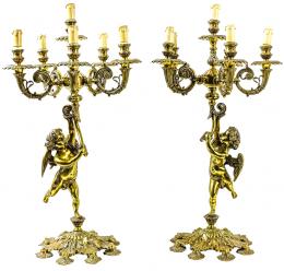 218 - PAREJA DE CANDELABROS DE BRONCE