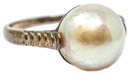 67 - ANILLO CON PERLA DE PPS. DEL S.XX