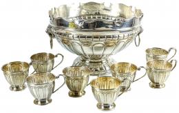 731 - PONCHERA Y OCHO TAZAS EN PLATA DE MEDIADOS S.XX