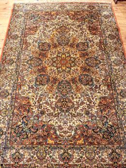 1 - ALFOMBRA DE ESTILO ORIENTAL DEL ÚLTIMO CUARTO DEL S.XX