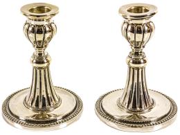 738 - PAREJA DE CANDELEROS EN PLATA DE MEDIADOS DEL S.XX