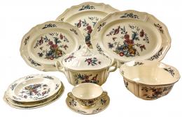 487 - VAJILLA EN PORCELANA "WEGDWOOD" PARA 12 SERVICIOS