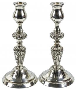 731 - PAREJA DE CANDELEROS EN PLATA DE LA SEGUNDA MITAD S.XX