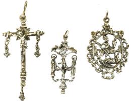 726 - MEDALLA Y DOS CRUCES EN PLATA S.XVIII