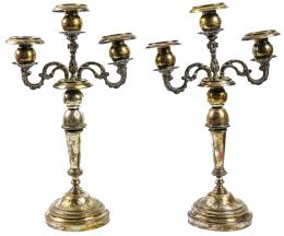 954 - PAREJA DE CANDELABROS DE METAL PLATEADO