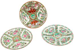 396 - CENTRO DE MESA Y DOS PLATOS EN PORCELANA ORIENTAL 