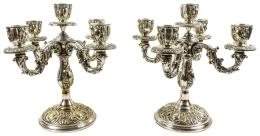 1028 - PAREJA DE CANDELABROS DE METAL PLATEADO