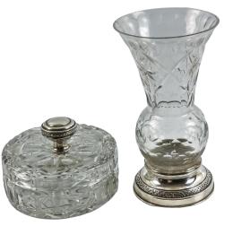 8 - BOMBONERA Y JARRÓN FLORERO  DE CRISTAL TALLADO