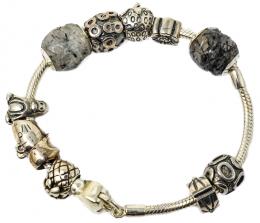 153 - PULSERA CON CHARMS