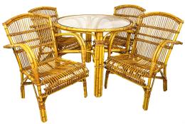 17 - CONJUNTO DE MESA Y CUATRO SILLAS DE JARDÍN