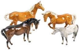 461 - CUATRO CABALLOS EN PORCELANA "BESWICK" ÚLTIMO TERCIO S.XX