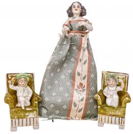 226 - MUÑECA Y DOS FIGURITAS EN PORCELANA
