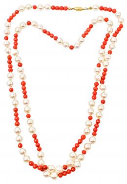 104 - COLLAR LARGO CON  PERLAS Y CORAL DE MEDIADOS S.XX