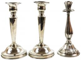 848 - TRES CANDELEROS EN PLATA DE LA PRIMERA MITAD DEL S.XX