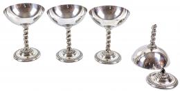764 - CUATRO COPAS DE CAVA EN PLATA DE MEDIADOS DEL S.XX