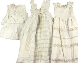 800 - DOS VESTIDOS Y DOS CAMISAS BEBÉ DEL PRIMER TERCIO DEL S.XX