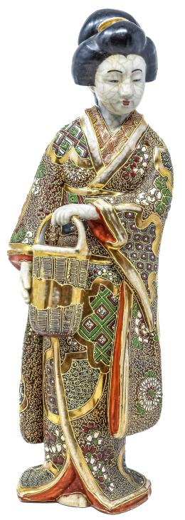 324 - FIGURA EN PORCELANA SATSUMA DE PPS. DEL S.XX