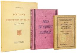 107 - TRES LIBROS SOBRE ARTES DECORATIVAS, ORNAMENTOS Y BORDADOS
