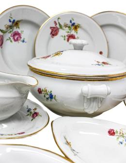 504 - VAJILLA PARA 12 SERVICIOS EN PORCELANA DE MEDIADOS S.XX