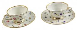 467 - DOS TAZAS CON PLATO EN PORCELANA DE MEDIADOS DEL S.XX