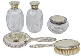 25 - CONJUNTO DE PIEZAS DE TOCADOR EN PLATA DE MEDIADOS S.XX